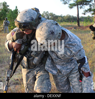 GEORGIA GARRISSON Trainingscenter, Fort Stewart, Georgia-Erschöpft, nachdem ein lange simulierte Firma Angriff mission, Mediziner aus 2-121-Infanterie-Bataillon, gehen, um ihre Verwundeten zu finden, sie zu behandeln und Ihnen zurück zu den medizinischen Humvees beschlossen, zwe Stockfoto