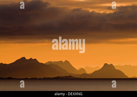 Die Silhouette der Lofoten Mauer, die Berge der Lofoten-Inseln, von in der Nähe von Reine, Insel Moskenesøy gesehen Stockfoto