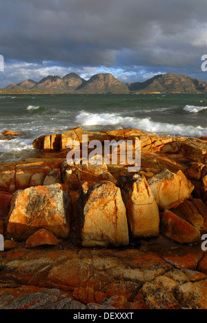 Die Gefahren hinter Coles Bay im Freycinet National Park, Tasmanien, Australien Stockfoto