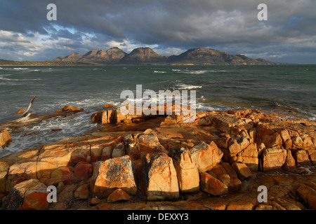 Die Gefahren hinter Coles Bay im Freycinet National Park, Tasmanien, Australien Stockfoto