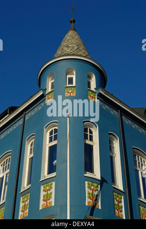 Typische blaue Jugendstil-Gebäude mit einem kleinen Turm im Zentrum von Ålesund, Alesund, Moere Og Romsdal, Norwegen, Europa Stockfoto