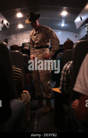 Staff Sgt Daniel Weiss, senior Drill Instructor, befiehlt junge Männer aus über den Osten der Vereinigten Staaten aus einem Bus und auf th Stockfoto