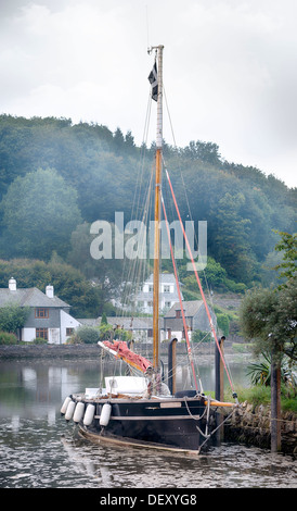 Seenebel rollt über Boote am Fluss "while" in der Nähe von Lostwithiel in Cornwall und einem Nebenfluss des Flusses Fowey Stockfoto