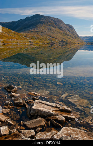 See Djupvatnet, umgeben von Bergen, spiegelt sich in der ruhigen und klaren Wasser, Maråk, Marak, Geiranger, Moere Og Romsdal Stockfoto