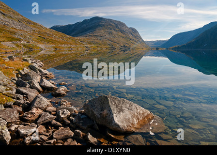 See Djupvatnet, umgeben von Bergen, spiegelt sich in der ruhigen und klaren Wasser, Maråk, Marak, Geiranger, Moere Og Romsdal Stockfoto