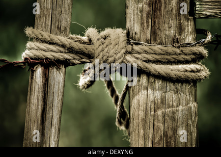 Dramatische, malerische Bild des ländlichen Holzzaun & Tor mit Seil hält es geschlossen. Was darauf hindeutet, Cowboy, Ranch, Vieh, ländlich, alt Stockfoto