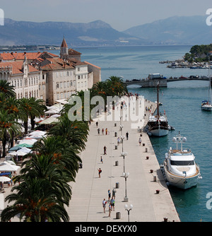 Boote vertäut an der Hauptpromenade in Trogir, Kroatien Stockfoto