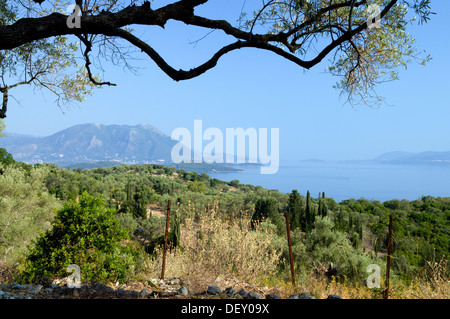 Blick in Richtung Insel Skorpios vom Hügel oberhalb Spartochori, Meganisi, Ionische Inseln, Griechenland. Stockfoto