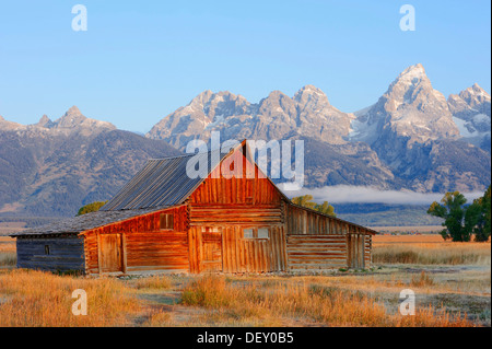 Alte Scheune vor der Teton Range, Grand-Teton-Nationalpark, Wyoming, USA Stockfoto