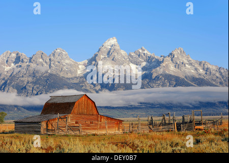 Alte Scheune vor der Teton Range, Grand-Teton-Nationalpark, Wyoming, USA Stockfoto