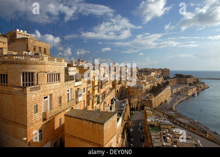 Floriana, Il-Furjana, Häuser und Fort St. Elmo an der Spitze der Halbinsel von Valletta, Malta, Europa Stockfoto