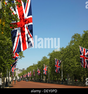 Die Mall, London, UK, mit Blick auf Admiralty Arch gekleidet mit Union Flaggen. Stockfoto