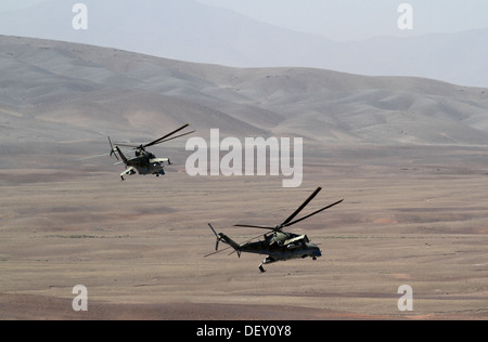 Zwei afghanische Luftwaffe Mi-35 Hubschrauber bereiten Sie sich umdrehen, nachdem schießen Ziele während einer Luft zum Boden Integration, 18. September 2013, in der Provinz Logar, Afghanistan wahrgenommen. Die AGI-Übung war, Afghan National Army Soldaten mit 4. Infantr auszubilden Stockfoto