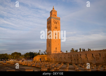 Minarett der Koutoubia-Moschee, die größte Moschee in Marrakesch, Marrakech-Tensift-Al Haouz, Marokko, Afrika Stockfoto