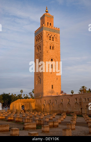 Minarett der Koutoubia-Moschee, die größte Moschee in Marrakesch, Marrakech-Tensift-Al Haouz, Marokko, Afrika Stockfoto