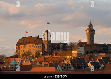 Die Kaiserburg (Kaiserburg) von Nürnberg durch warmen Abendlicht beleuchtet, Nürnberg, Middle Franconia, Bayern Stockfoto