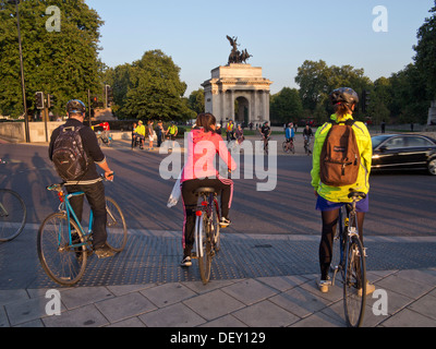 Radfahrer warten an der Ampel am Hyde Park Corner, London, UK Stockfoto