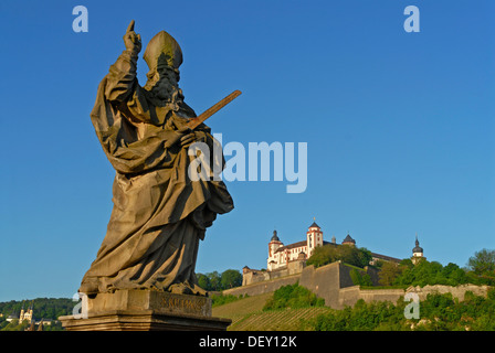 Die Statue des Heiligen Kilian auf die Alte Mainbruecke, alte Mainbrücke mit der Festung Marienberg, die Festung Marienberg auf Rückseite Stockfoto