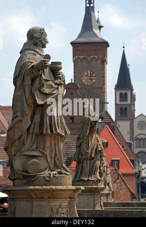 Statuen auf die Alte Mainbruecke, alte Mainbrücke mit den Türmen der Stadt Würzburg an der Rückseite, Franken, Niederbayern Stockfoto