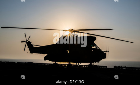 Ein französische SA 330 Puma Helikopter ruht auf die auf dem Flugdeck der USS Kearsarge (LHD-3), 22. September 2013. Die 26. MEU ist ein Stockfoto