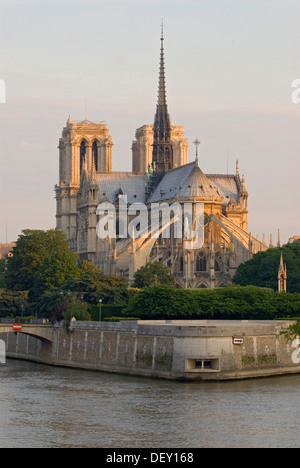 Die gotische Kathedrale von Notre Dame de Paris auf der Île De La Cité und der Seine, von Pont De La Toumelle, Paris gesehen Stockfoto
