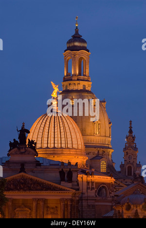 Beleuchtete Kuppel der Frauenkirche hinter Glaskuppel der Dresdner Akademie der bildenden Künste zur blauen Stunde am Abend, Dresden Stockfoto