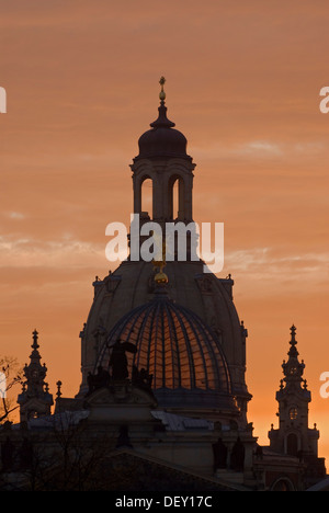 Kuppel der Frauenkirche hinter Glaskuppel der Dresdner Akademie der bildenden Künste bei Sonnenuntergang, Dresden, Sachsen Stockfoto