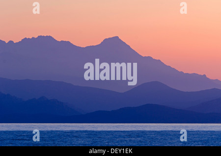 Die Silhouetten der Berge von Korsika nach Sonnenuntergang gesehen aus Marine-d'Albo im Süden von Cap Corse, Ogliastro, Korsika Stockfoto