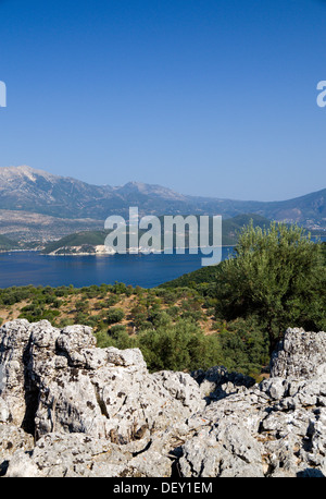 Blick vom Meghas Birnos Hügel in der Nähe von Spartohori über den Meganisi geraden auf der Insel Lefkas, Ionische Inseln, Griechenland. Stockfoto