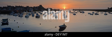 Sonnenaufgang hinter dem Hafen von Barfleur mit seinen Booten in das ruhige Wasser des Ärmelkanals, Halbinsel Cotentin schweben Stockfoto