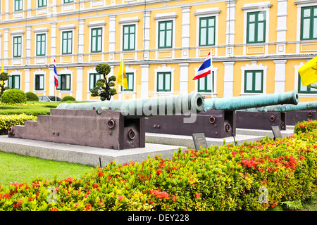 Alten größte Kanone Löwenstatue aus thailändischen Regierungsmuseum, jeder Körper nehmen Sie ein Foto und sehen. Stockfoto