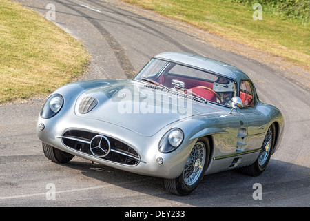 1955 Mercedes-Benz 300SLR Uhlenhaut-Coupé auf die 2013 Goodwood Festival of Speed, Sussex, UK. Fahrer - Hans Hermann. Stockfoto