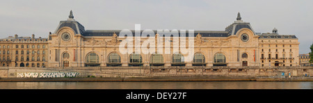 Das Musée d ' Orsay am frühen Morgen von jenseits des Flusses gesehen, Seine, Paris, Ile de France, Frankreich, Europa Stockfoto