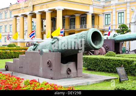 Alten größte Kanone Löwenstatue aus thailändischen Regierungsmuseum, jeder Körper nehmen Sie ein Foto und sehen. Stockfoto