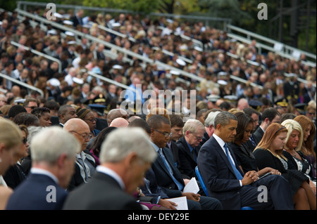 US-Präsident Barack H. Obama senkt seinen Kopf in eine Gedenkstätte für die Gefallenen während eines Shootings auf der Marinewerft in den Marine Barracks in Washington, D.C., 22. September 2013. 18. September 2013 wurden zwölf Menschen getötet. Stockfoto