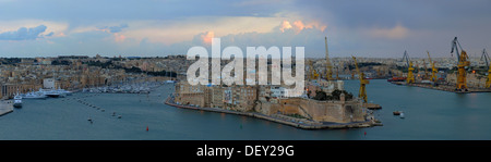 Fort St. Elmo an der Spitze der Halbinsel Vittoriosa, Birgu, wie gesehen von Valletta über den Grand Harbor, Malta, Europa Stockfoto