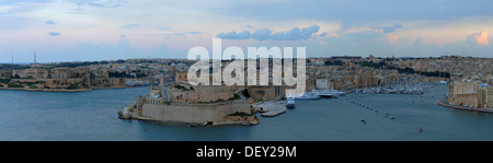 Fort St. Elmo an der Spitze der Halbinsel Vittoriosa, Birgu, wie gesehen von Valletta über den Grand Harbor, Malta, Europa Stockfoto