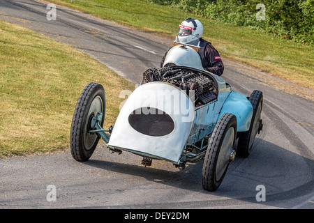 1923 Thomas spezielle "Babs" auf die 2013 Goodwood Festival of Speed, Sussex, UK, mit Flamme. Fahrer, Geraint Owen. Stockfoto