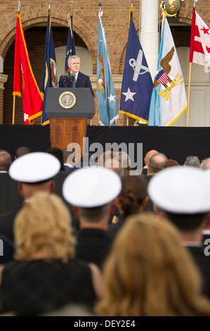 Secretary Of The Navy Ray Mabus spricht während ein Denkmal für die Gefallenen während eines Shootings auf der Marinewerft in den Marine Barracks in Washington D.C., 22. September 2013. 18. September 2013 wurden 12 Menschen getötet. Stockfoto