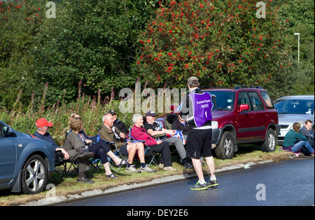 TV Kameramann Filmen Fans, Tour of Britain Radrennen 2013 Caerphilly Mountain, Wales. Stockfoto