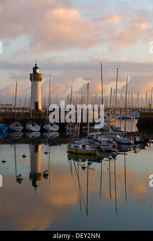 Leuchtturm und Boote spiegelt sich in den östlichen Hafen in den frühen Morgenstunden, Port Haliguen in Quiberon, die südliche Bretagne Stockfoto