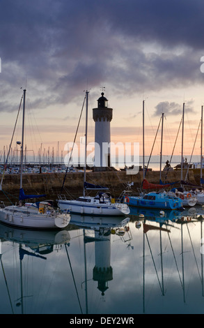 Leuchtturm und Boote spiegelt sich in den östlichen Hafen in den frühen Morgenstunden, Port Haliguen in Quiberon, die südliche Bretagne Stockfoto