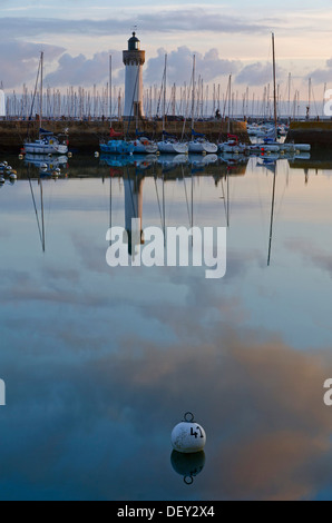 Leuchtturm und Boote spiegelt sich in den östlichen Hafen in den frühen Morgenstunden, Port Haliguen in Quiberon, die südliche Bretagne Stockfoto