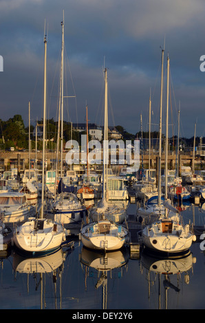 Boote spiegelt sich in den östlichen Hafen in den frühen Morgenstunden, Port Haliguen in Quiberon, südlichen Bretagne, Bretagne, Frankreich Stockfoto