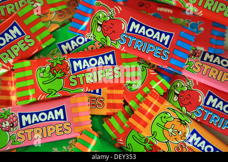 Kinder Frucht aromatisiert zähe Süßigkeiten, Maoam Stripes, in bunten Verpackungen Stockfoto