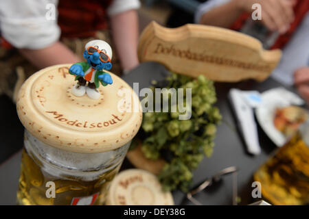 München, Deutschland. 24. September 2013. Ein Schild mit der Aufschrift "Dohokadedodeoiweidohocka" in der Schottenhamel-fest-Zelt auf dem Oktoberfest in München, Deutschland, 24. September 2013. Das weltweit größte Volksfest dauert bis 6. Oktober 2013. Foto: FELIX HOERHAGER/Dpa/Alamy Live News Stockfoto