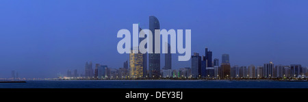 Die Skyline von Abu Dhabi in der Abenddämmerung, Abu Dhabi, Emirat von Abu Dhabi, Vereinigte Arabische Emirate Stockfoto