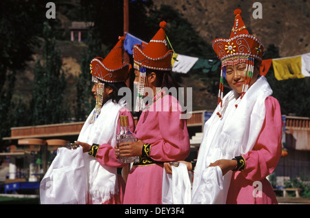 Chinesische mongolische Frauen in traditioneller mongolischer Tracht während der Hochzeitszeremonie in der Autonomen Region Innere Mongolei. China Stockfoto