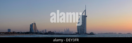 Skyline mit dem Jumeirah Beach Hotel, links, und das Burj Al Arab Hotel Jumeirah Strand in der Abenddämmerung, Dubai, Emirat Dubai Stockfoto
