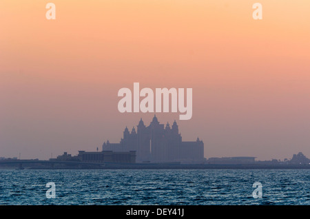 Hotel Resort Atlantis, The Palm, an der Küste des Persischen Golfs bei Sonnenuntergang, Emirat von Dubai, Vereinigte Arabische Emirate Stockfoto